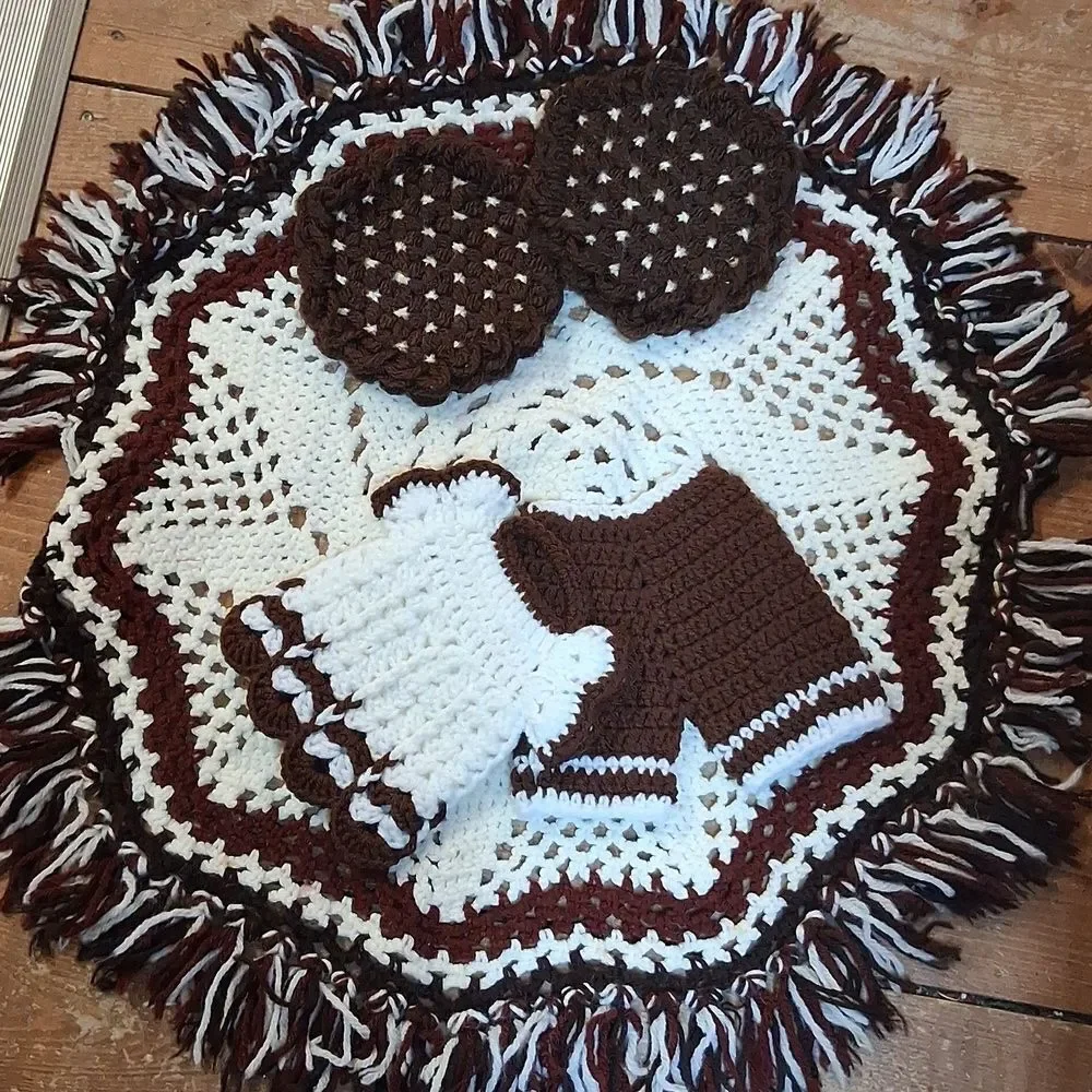 crocheted potholders/trivets/hotpads‎ fun outfit,